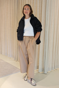KICK PLEATED PANTS