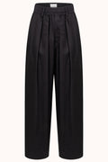 KICK PLEATED PANTS - Zwart